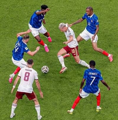 Olmo entre 4 jugadores franceses