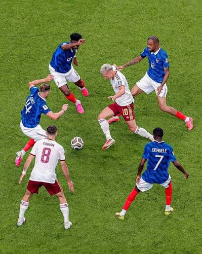 Olmo entre 4 jugadores franceses